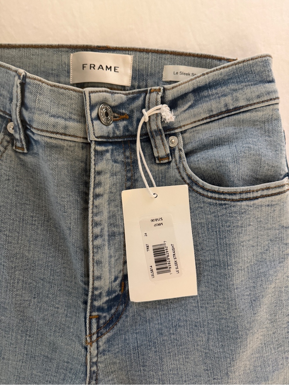 Frame Le Sleek Straight | Denim Straight-Leg Jeans in Light Blue Wash - Picture 4 of 7